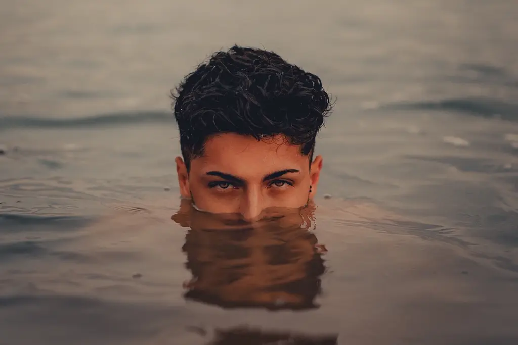 Retrato de Crowinng bajo el agua